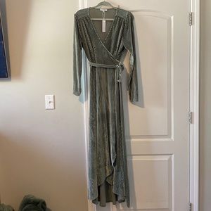 Selling this dress for 60$. Size is XL and is new, color is green